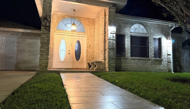 nNorthLaredo area, close to popular shopping mall, stores and restaurants.