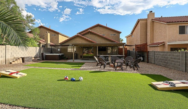 North Phoenix House w/ Hot Tub, Large entertaining backyard and Garage Game Room