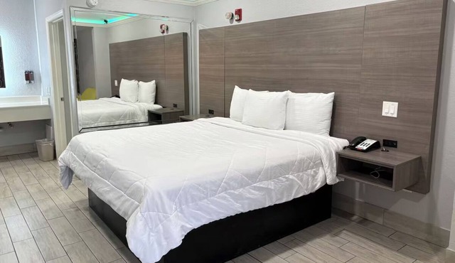 Northwest Corridor Stay w/Parking | Mall Shopping, Race Park, Dining Nearby