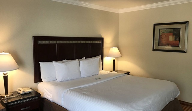 Oak Tree Inn in Monrovia