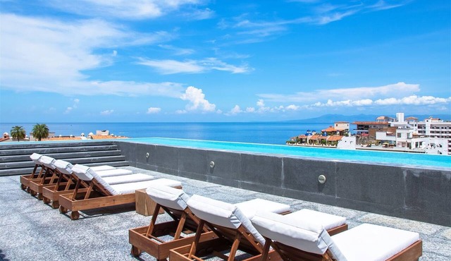 Ocean View Penthouse in Romantic Zone