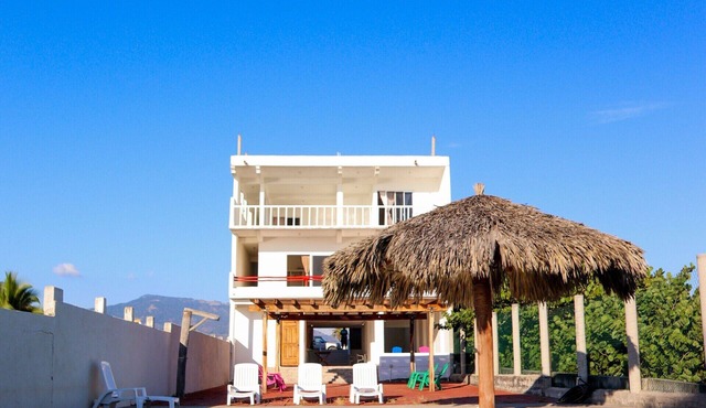 Oceanfront Private 7-bedroom house with AC in vibrant Zihuatanejo
