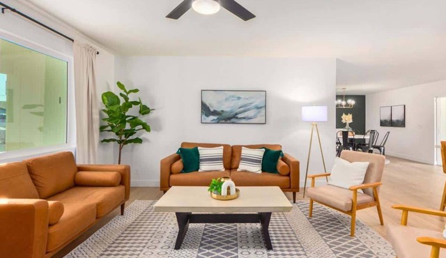 Old Town Getaway Heated Pool, Spa, Gym, Game Room!