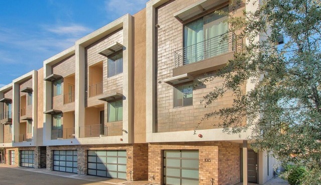 Old Town Scottsdale Townhouse- Modern, Comfortable and Great Location