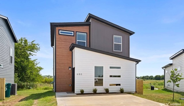 Pacific Palace-2bed/2.5bath Home in Centerton in Centerton