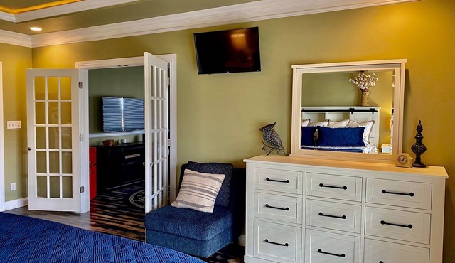 Paddock Apt Luxury Family King Suite with sun room and jacuzzi tub in La Grange
