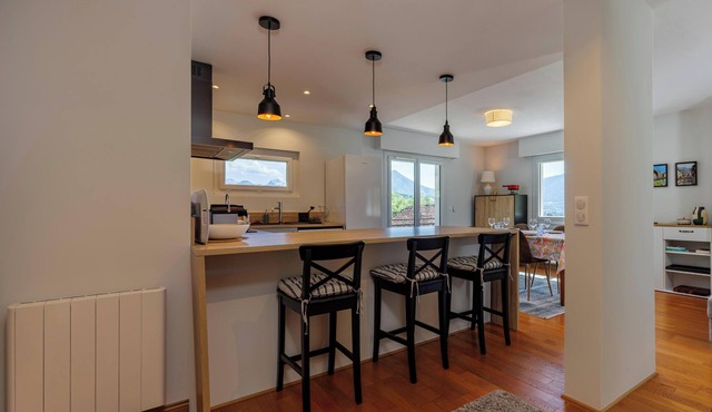 🌊 Panoramic views – 2-Bedroom Apartment with Lake and mountains views in Menthon-Saint-Bernard Welcome to the historic hamlet of Les Moulins, to a spacious and bright 2-bedroom apartment, located on the 1st floor of a small and intimate residence in MENTHON-SAINT-BERNARD