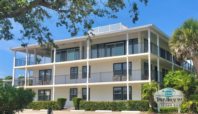 Panoramic Penthouse - 3BR/3BA - Boutique Hotel Setting in Sebastian