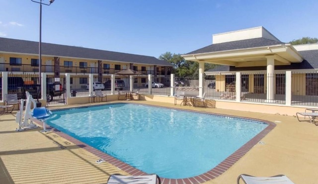 Paradise Found! Swimming Pool, Free Breakfast, Free Parking!