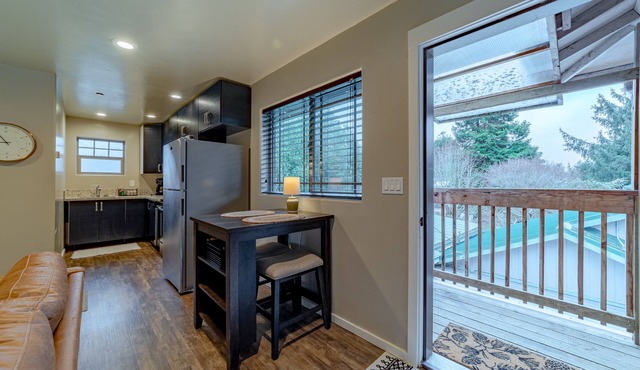 Peaceful dog-friendly house with fast WiFi, fireplace, and washer/dryer