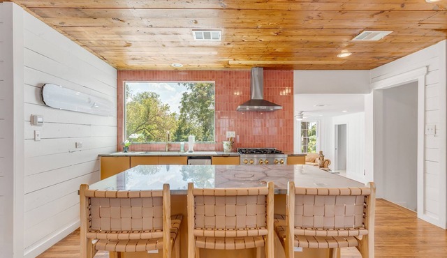Peaceful Historic Luxury on the River, 4/2 w/ watercrafts, fine finishes