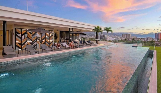 Penthouse Rooftop Condo, Pool, BBQ, Amazing Views!