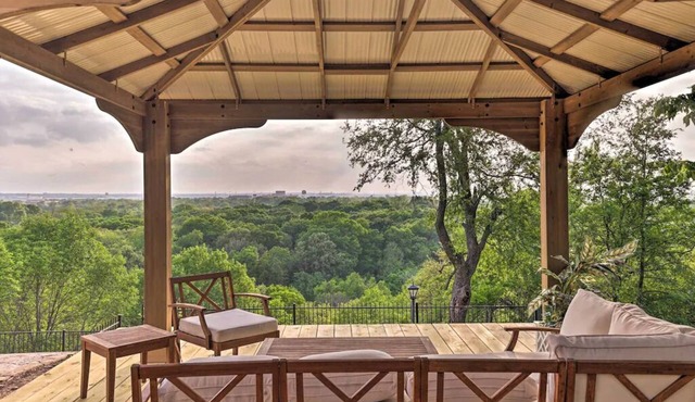 Perched atop a bluff overlooking the expansive views! Near Stockyards, Dickies