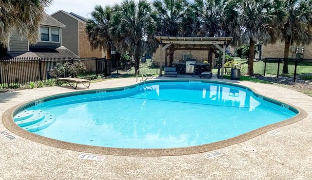 Perfect for Group! 2BR, 2BA with Pool!