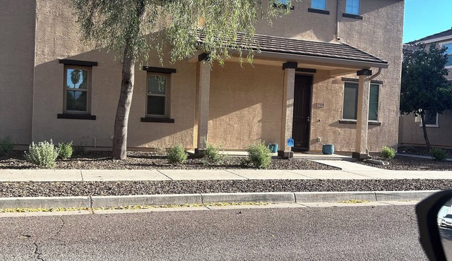 Perfect Phoenix base gated 3BR walk to dining and shopping community pool