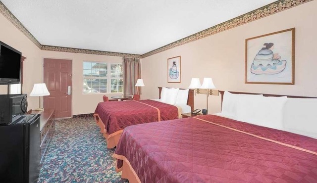 Pet-friendly Accommodation in Pecos! With Outdoor Pool and Free Parking Onsite~