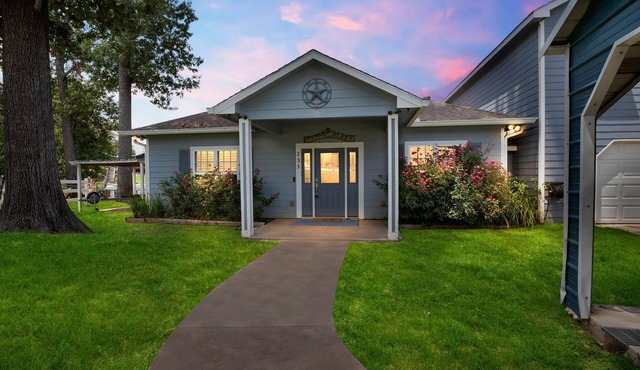 Pet Friendly Charming 5- bedroom home with WiFi on beautiful Lake Livingston