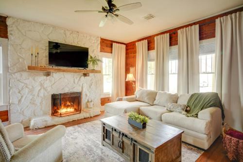 Pet-Friendly Historic Home: Downtown Breaux Bridge