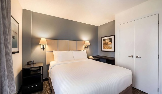 Pet Friendly Hotel AT&T Stadium! TWO Contemporary Suites with Full Kitchens