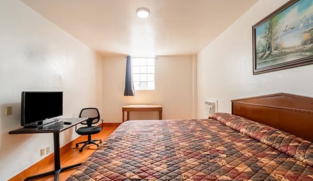 Pet-Friendly Room near Gladys Porter Zoo, 1.3 miles away only!
