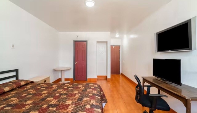 Pet-Friendly Room Steps to the Historic Brownsville Museum