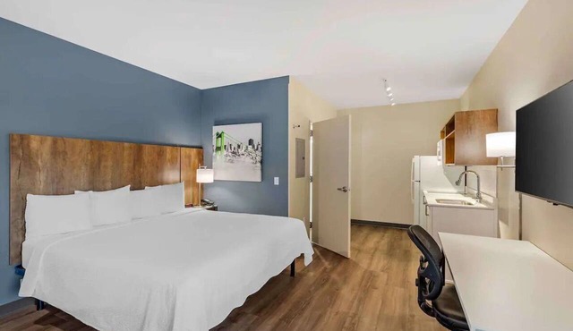 Pet-Friendly Stay for Traveling Couples | Free On-Site Parking + Breakfast