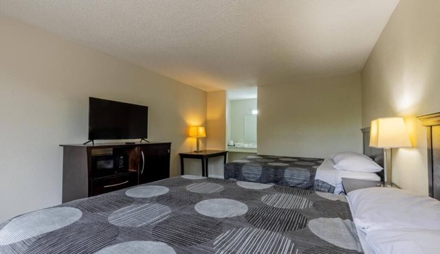 Pet-Friendly Stay w/Breakfast + Parking | 3 Rooms for Families & Groups
