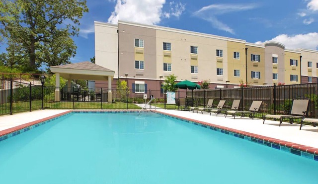 Pet-Friendly Suite with Full Kitchen Close to Magic Springs Theme and Water Park