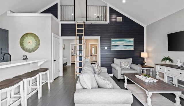 Pet Friendly! Walk to Beach!