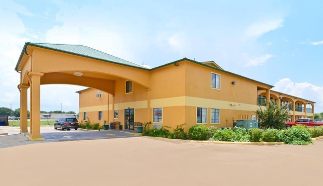 Pine Point Inn & Suites