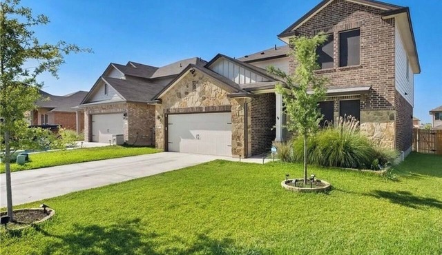 Pleasant 2-bedrooms upstairs in a 5br/3b house with AC in charming Temple TX.