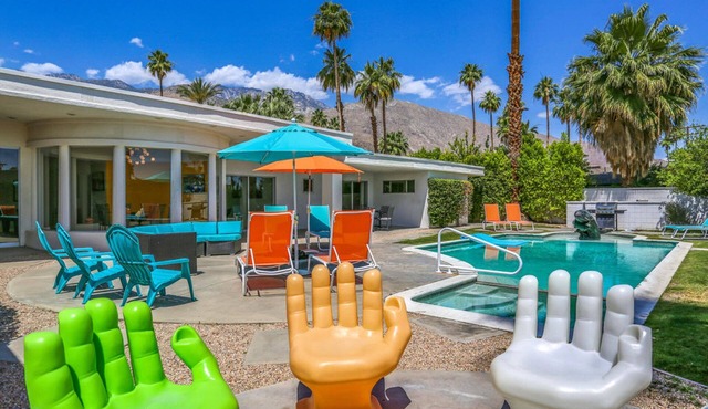 Pleasant & modern dog-friendly home w/private pool spa & heated outdoor pool