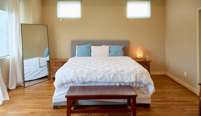 Pleasant townhome with AC in vibrant Houston