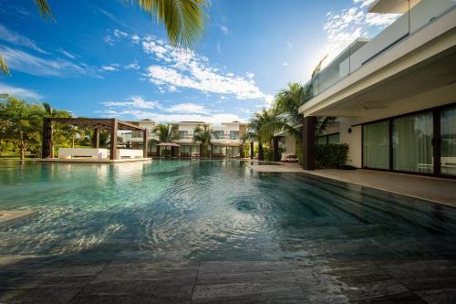 Pool entry villa for in private complex in Monterrico