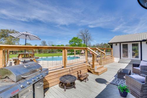 Pool, Grill & Fire Pit: Grapeland Farm Retreat