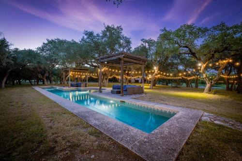 Pool, Tennis & Pickleball Ultimate Hill Country Retreat| Creek| Sleeps 10