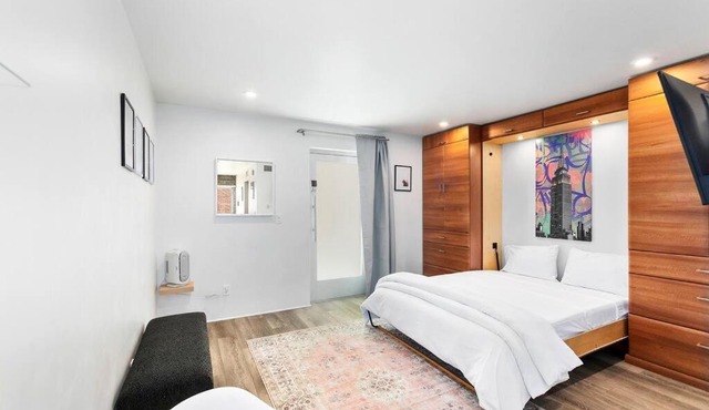Prime DTPH Location w Pool