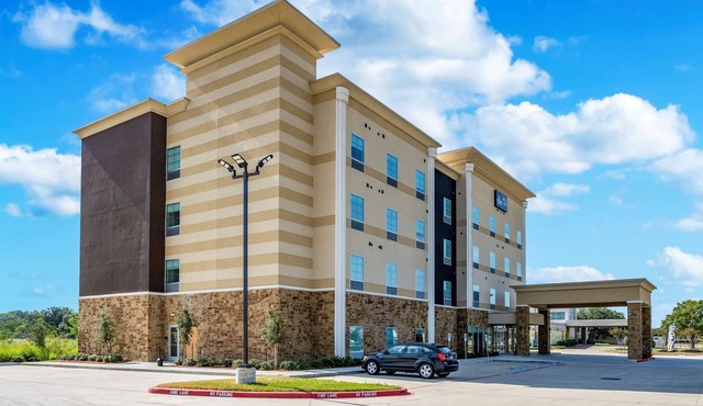 Prime Location! 4 Comfortable Units Near Katy Mills Mall, Free Bfast & Parking!