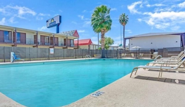 Prime Location! Free Parking, Outdoor Pool, Close to Rialto Theatre