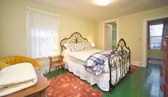 Private bed with En-suite bathroom Marigold Room in Shelburne Falls