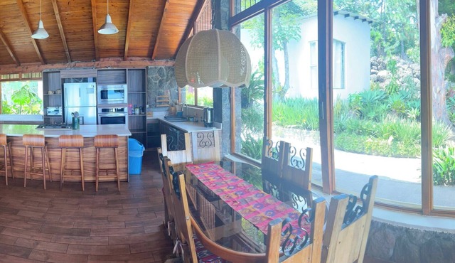 Private house in lake Atitlan WiFi, Jacuzzi, Sauna, Pool, Water Toys,