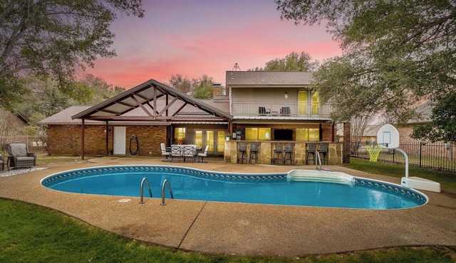 Private Pool · On Golf Course· 3 Bed Near Tarleton