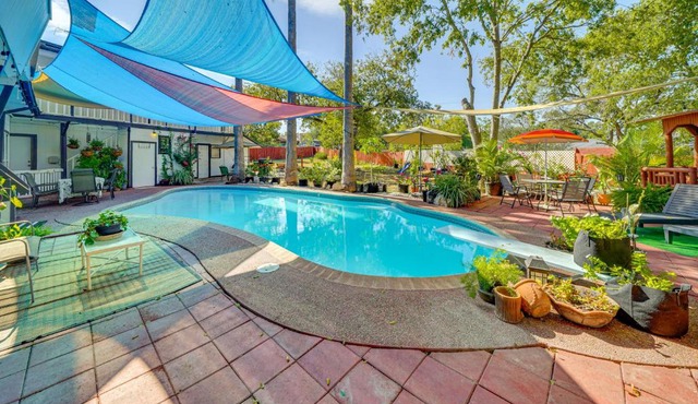Private Pool & Yard! Massive San Antonio Villa
