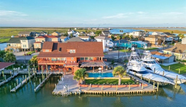 Private swimming pool, fishing dock! Something to offer everyone!