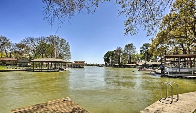 Quaint Cottage on Cedar Creek Lake