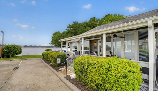 Quaint, Cozy, Lakefront Haven w/Lily Pad, Kayaks, Firepit, and Wrap Around Deck