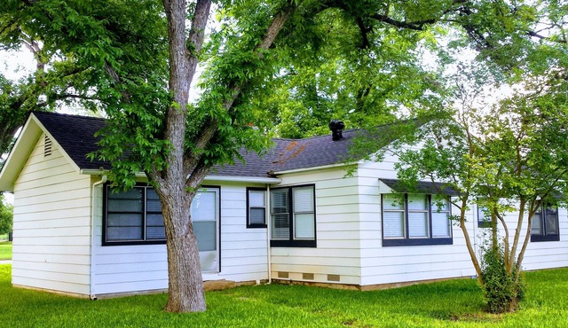 Quaint & Quiet Property Close to Many Outdoor Attractions