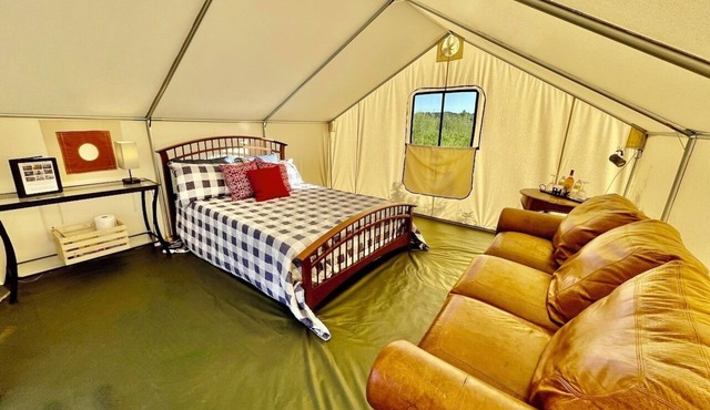 “Queen's Quarters” Cozy Outdoor Glamping Hot Tub