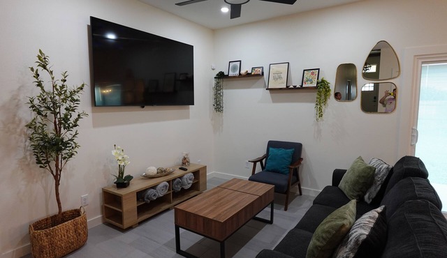 Quiet 3 Bd 2 Ba Pet & Family Friendly