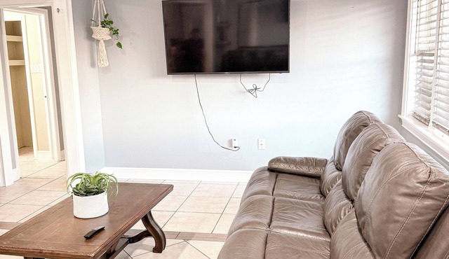 Quiet home in Kenner with AC, WiFi. Mins from everything/Airport, NOLA
